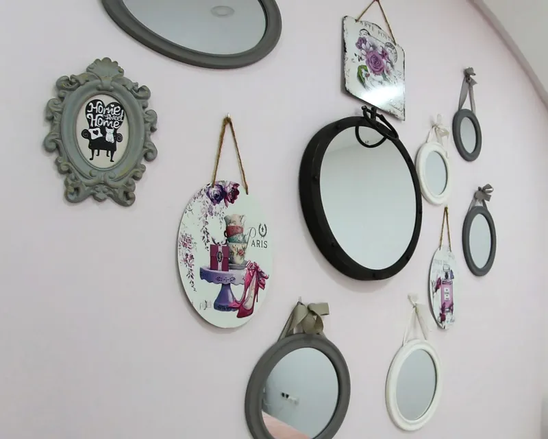 Le mur de miroirs anciens d’une cabine de soins