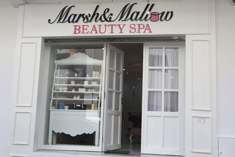 La façade blanche du salon, l’enseigne Marsh&Mallow Beauty Spa et les portes vitrées