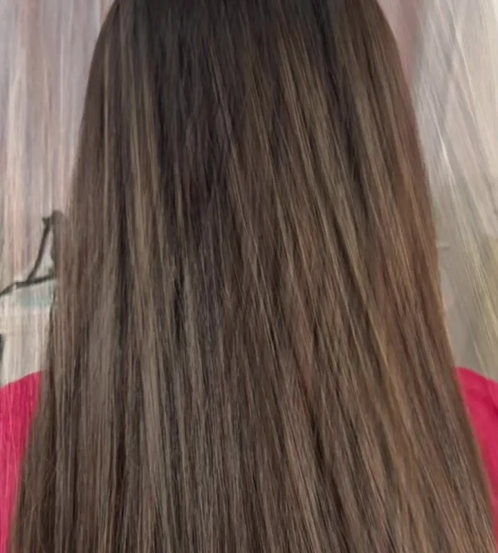 Longs cheveux châtains après un balayage