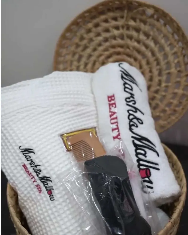 Panier en osier avec peignoir et serviettes brodés Marsh&Mallow, peigne et gant